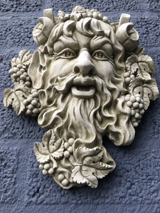 Wandornament steen, Bacchus, tuin wanddecoratie of terras, goden Romeinse tuin.